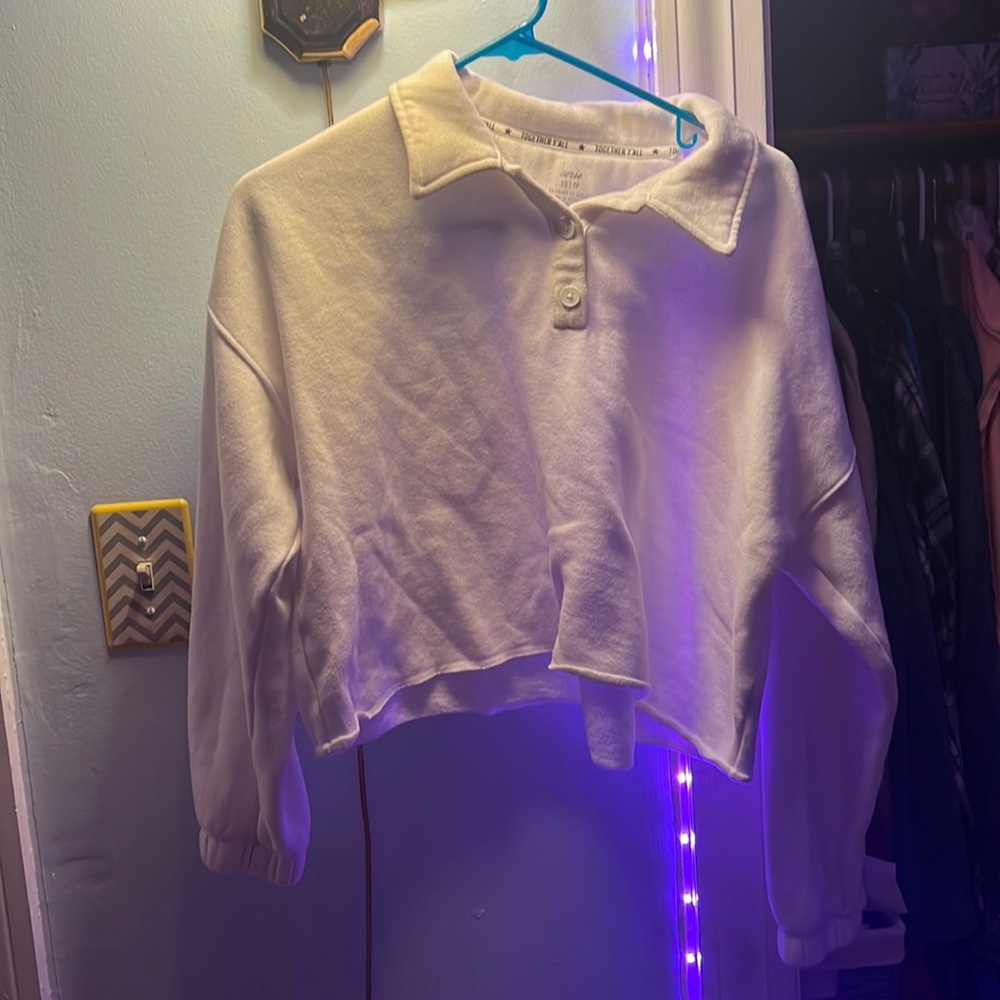 Crewneck sweater with collar and buttons.